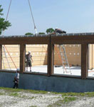 Construction bois ecologique, pose du mur pré-usiné