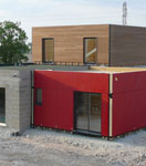 Construction d'une maison en bois avec un mur préfabriqué