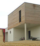 Vue extérieure d'une construction bois réalisée avec un mur pré-usiné
