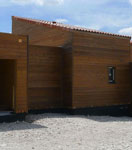 Vue extérieure de la maison en bois avec la toiture posée