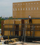 Livraison du mur à ossature bois préfabriqué sur le chantier de la construction