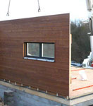 Construction de la maison à l'aide d'un mur en ossature bois préfabriqué