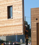 Positionnement du mur à ossature bois pré-usiné sur le chantier
